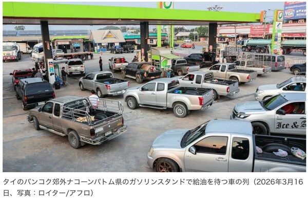 태국 방콕 외곽 주유소에 급유 대기 차량이 몰려 있다 /사진=로이터 갈무리(포인트경제)