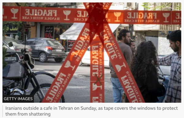 지난 5일 테헤란의 한 카페 앞에서 이란일들이 창문이 깨지는 것을 막기 위해 테이프로 가리고 있는 모습 /BBC 갈무리