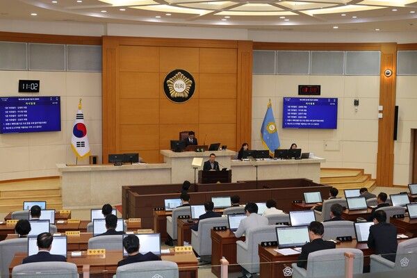포항시의회가 6일 제329회 임시회 제2차 본회의를 열고 주요 현안에 대한 안건을 의결하며 회기를 마무리 했다. 사진=포항시의회(포인트경제)