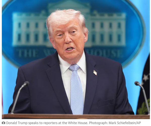 도널드 트럼프 대통령이 백악관에서 기자들에게 연설하고 있다. /가디언 갈무리