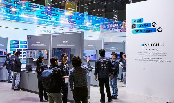 SKT가 MWC26의 부대행사 '4YFN(4 Years from Now)'에서 AI 및 ESG 분야 혁신 스타트업들과 ‘SKT 스타트업 단독 전시관’을 운영한 모습. [사진=SKT] (포인트경제)