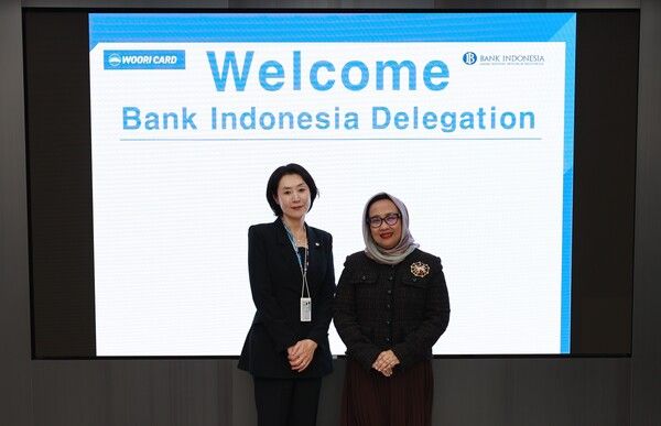 지난 6일 광화문 본사에서 진행된 한-인니 QR결제 서비스 오픈 기념 미팅에서 이종희 OP혁신본부장(왼쪽)과 피트리아 이르미 트리스와티 인도네시아 중앙은행 지급결제국장이 기념사진을 촬영하고 있다. /우리카드 제공