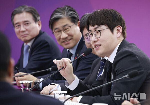 하정우 AI미래기획수석(오른쪽)이 지난해 12월 23일 부산 동구 해양수산부 청사에서 열린 해수부 업무보고에서 발언을 하고 있다. /뉴시스