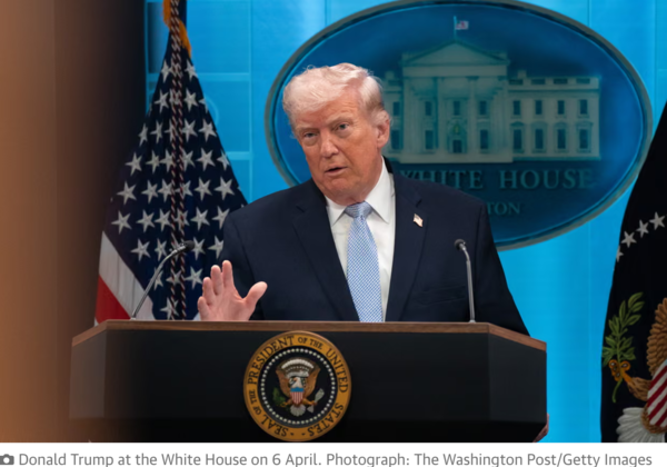 도널드 트럼프 대통령이 4월 6일 백악관에서 포즈를 취하고 있다. /가디언 갈무리