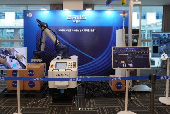 브릴스가 개발한 차세대 AI 안전 관제 및 자동 적재(팔레타이징) 시스템 구동 모습. /사진=브릴스 인스타그램
