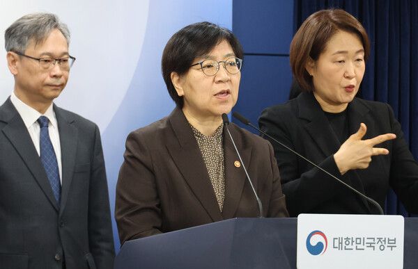 정은경 보건복지부 장관이 7일 오전 서울 종로구 정부서울청사에서 의료제품 수급대응 관계부처 합동 브리핑을 하고 있다. /사진=뉴시스