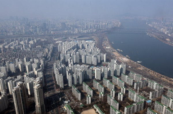 지난달 17일 서울 송파구 롯데월드타워에서 바라본 강남3구&nbsp;아파트&nbsp;모습 /사진=연합뉴스