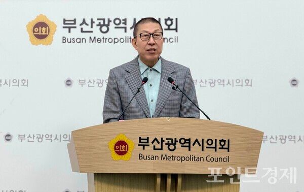 국민의힘 박형준 시장이 경선투표 하루 전인 8일 오전 부산시의회 브리핑룸에서 기자회견을 열고 보수 진영의 총결집과 대통합을 촉구하고 있다.&nbsp;(사진=윤선영) ⓒ포인트경제