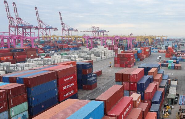 지난 1일&nbsp;인천 연수구 인천신항 컨테이너 터미널에 컨테이너가 쌓여 있다. /사진=뉴시스