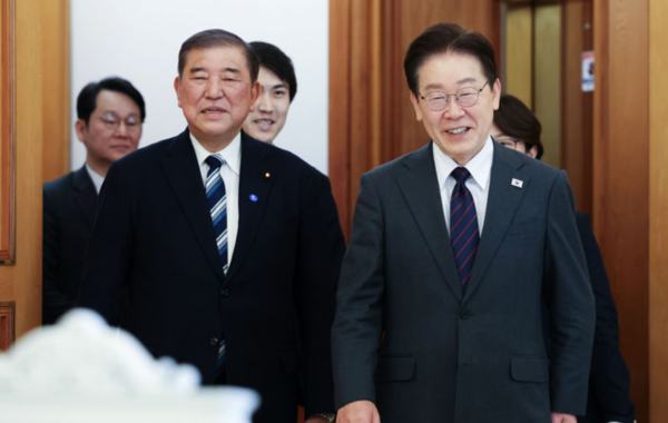 이재명 대통령과 이시바 시게루 전 일본 총리가 8일 청와대에서 열린 오찬에 입장하고 있다. /사진=뉴시스