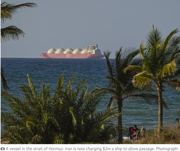 호르무즈 해협을 지나는 선박. 이란은 현재 선박 통행료로 200만 달러를 요구하고 있다./가디언 갈무리