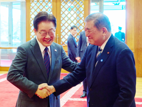 이재명 대통령과 이시바 시게루 전 일본 총리가 8일 청와대에서 오찬에 앞서 악수하고 있다. /사진=청와대&nbsp;