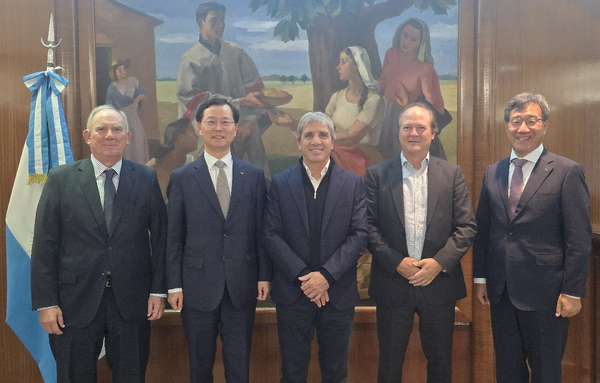 (사진 왼쪽부터) 루이스 루쎄로(Luis Lucero) 연방 경제부 광업차관, 이주태 포스코홀딩스 대표이사 사장, 루이스 카푸토 연방 경제부 장관, 다니엘 곤살레스(Daniel González) 연방경제부 선임차관(RIGI 위원장), 박현 포스코아르헨티나 법인장. /포스코홀딩스 제공
