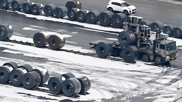 경기도 평택항 수출입 부두에 철강 제품이 쌓여 있는 모습 /사진=뉴시스