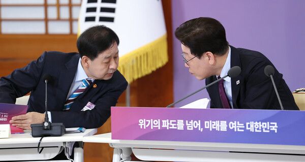 이재명 대통령과 구윤철 부총리 겸 재정경제부 장관이 9일 청와대에서 열린 국민경제자문회의 제1차 전체회의에서 대화를 하고 있다. /사진=뉴시스