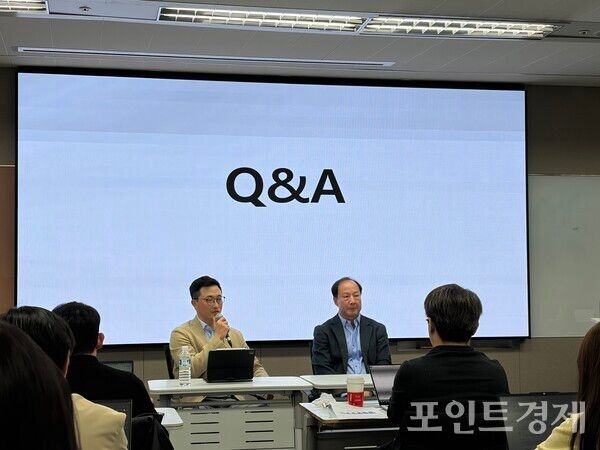 이내찬 한성대학교 경제학과 교수와&nbsp;이종훈 SK텔레콤 네트워크 전략 담당 부사장이 질의응답 세션을 진행하고 있다. (포인트경제)