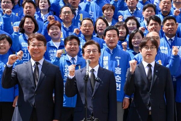 더불어민주당 전재수 부산시장 후보(첫째 줄 가운데)가 지난 30일 하정우 전 청와대 AI미래기획수석(첫째 줄 오른쪽), 변성완 시당위원장(첫째 줄 왼쪽)&nbsp;등 부산 출마자 150여명과 민주공원 충혼탑 앞에서 지선 승리를 다짐하고 있다. /전재수 캠프