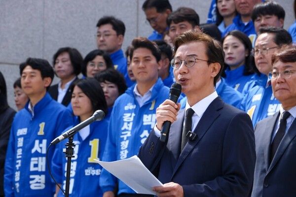 더불어민주당 전재수 부산시장 후보가 지난 30일 변성완 시당위원장, 하정우 전 청와대 AI미래기획수석 등 부산 출마자 150여명과 민주공원 충혼탑 앞에서 지선 승리를 다짐한 가운데 전 후보가 6.3 지선에 대한 각오를 전하고 있다. /전재수 캠프