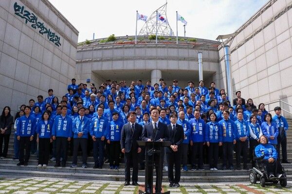 더불어민주당 전재수 부산시장 후보(첫째 줄 가운데)가 지난 30일 변성완 시당위원장(첫째 줄 왼쪽), 하정우 전 청와대 AI미래기획수석(첫째 줄 오른쪽) 등 부산 출마자 150여명과 민주공원 충혼탑 앞에서 지선 승리를 다짐하고 있다. /전재수 캠프