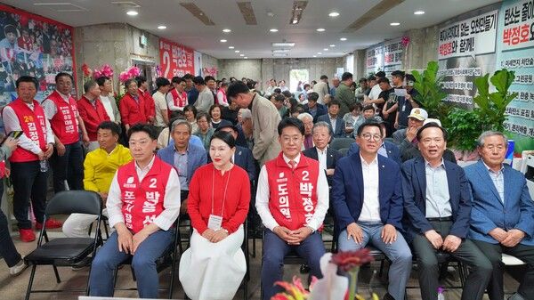 국민의힘 박정호 경북도의원(오천읍) 후보가 선거사무소 개소식을 열고 있다. 사진=신현기 기자(포인트경제)