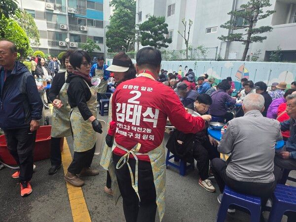 오는 6.3 지방선거 북구의회 구의원 재선에 나선 국민의힘 김태식 의원이 최근 본지와의 인터뷰에서 의정활동에 대한 소신과 재선 도전 심경을 밝혔다. 사진은 지난달 30일 구포2동 현대아파트에서 어버이날을 맞아 어르신들께 삼계탕을 대접하는 행사에 참석한 김 의원 모습. /김태식 캠프