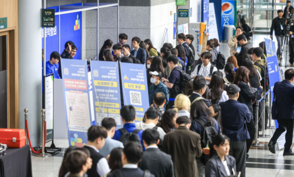 지난달&nbsp;28일 서울 서초구 aT센터에서 열린 2026 대한민국 상생 채용박람회에서 구직자들이 입장을 위해 줄 서 있다. /사진=뉴시스