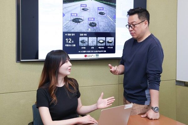 LG유플러스 임직원이 'AI 도로 위험 관제시스템'을 소개하는 모습. [사진=LG유플러스] (포인트경제)