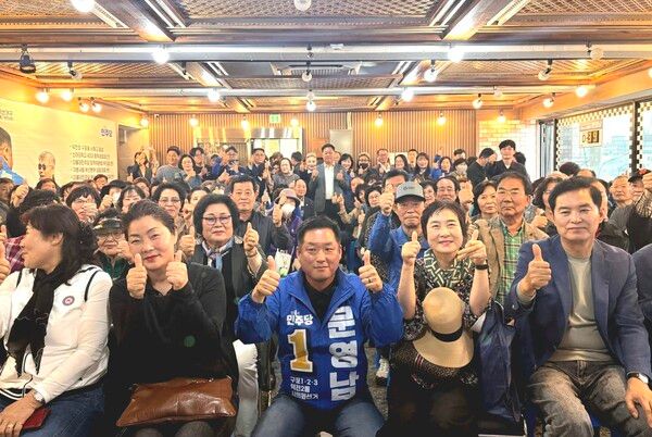 6.3 지방선거 부산시의원에 도전장을 낸&nbsp;더불어민주당 문영남 후보가 지난 7일 본지와의 인터뷰를 통해 출마 배경과 북구 발전 비전을 밝혔다. 사진은 선거사무소 개소식 후 지지자들과 기념촬영 모습. /문영남 캠프