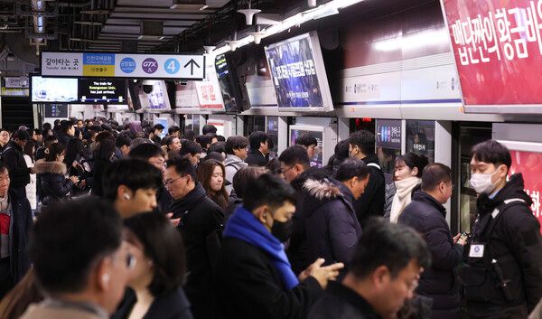 지난 4월 12일 오전 서울 중구 서울지하철 1호선 서울역에서 시민들이 출근길에 나서고 있다. /사진=뉴시스