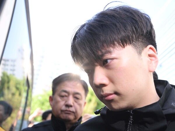 살인 혐의 등을 받는 장윤기(23)씨가 14일 오전 광주 서구 서부경찰서에서 검찰소 송치되고 있다. /사진=뉴시스
