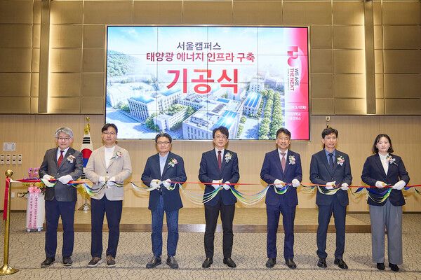 지난 12일 고려대 서울캠퍼스에서 기공식 후 기념 촬영 중인 김구영 SKT 엔터프라이즈사업본부장(부사장)(왼쪽에서 다섯번째), 정순영 고려대 교무부총장(왼쪽에서 네번째)과 관계자들의 모습. /SKT 제공