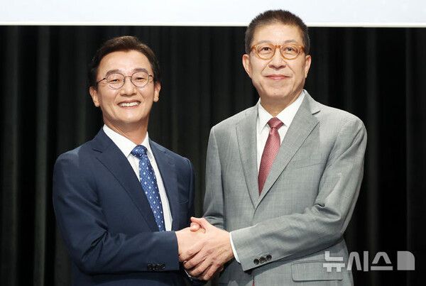 더불어민주당 전재수 후보(왼쪽)와 국민의힘 박형준 후보가 지난 12일 부산 동구 부산MBC에서 열린&nbsp;6.3전국동시지방선거 부산시장 후보자 토론회를 시작하기 전 손을 맞잡고 기념촬영을 하고 있다. /뉴시스