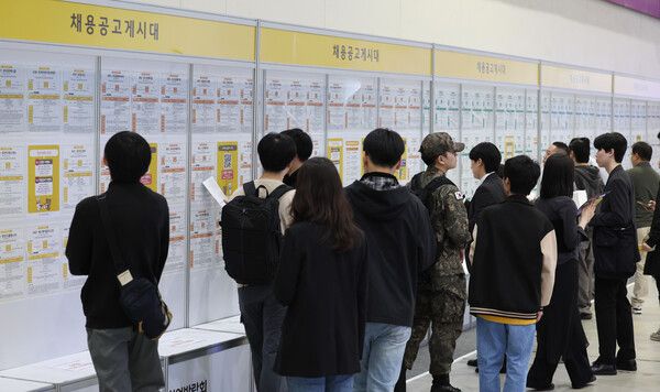 지난달&nbsp;27일 오전 서울 강남구 코엑스에서 열린 '2026 제1차 KB굿잡 우수기업 취업박람회'를 찾은 취업준비생이 채용공고를 살펴보고 있다. /사진=뉴시스