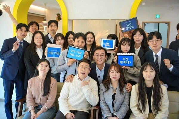 더불어민주당 전재수 부산시장 후보(가운데)가 13일 오전 부산시의회 브리핑룸에서 기자회견을 열고 ‘해양수도 청년뉴딜’ 4종 패키지를 공개한 가운데 회견을 마치고 일자리 고민을 가진 부산 청년들과 정책 간담회를 가진 뒤 기념촬영을 하고 있다.&nbsp;/전재수 캠프