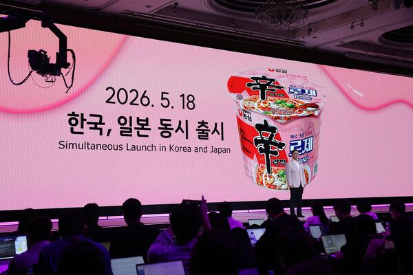 심규철 농심 글로벌마케팅부문장이 오는 18일 한국과 일본에서 동시 출시되는 '신라면 로제'를 소개하고 있다. /농심 제공