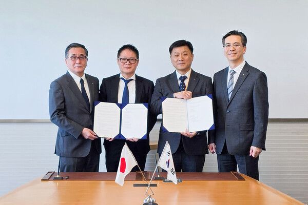 13일(수) 일본 도쿄의 이토추상사 본사에서 현대건설 이한우 대표, 이상배 플랜트사업본부장, 이토추상사 카나이 마사시 도시환경‧전력인프라 부문장, 츠바이 히로유키 머시너리 컴퍼니 사장(오른쪽부터 차례대로) 등 주요 경영진들이 업무협약을 체결한 후 기념사진을 촬영하고 있다. /현대건설 제공