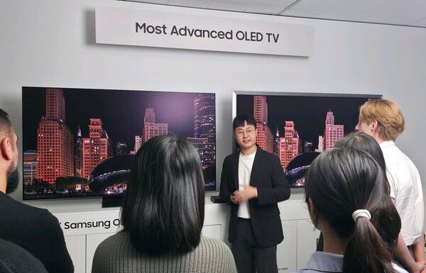 호주 시드니에서 열린 삼성전자 '2026 호주 테크세미나'에서 참석자들이 2026년형 OLED TV를 살펴보고 있다. /삼성전자 제공