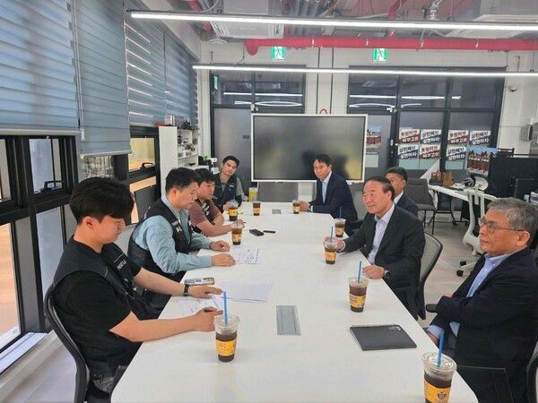 삼성전자 DS부문 사장단이 15일 오후 경기 삼성전자 평택캠퍼스에 위치한 노동조합 사무실을 방문해 삼성전자노동조합 공동투쟁본부와 대화하고 있다. 왼쪽 위부터 투쟁본부 정승원 국장, 이송이 부위원장, 최승호 위원장, 김재원 국장. 오른쪽 위부터 삼성전자 박용인 사장, 한진만 사장, 전영현 부회장, 김용관 사장. (사진=삼성전자