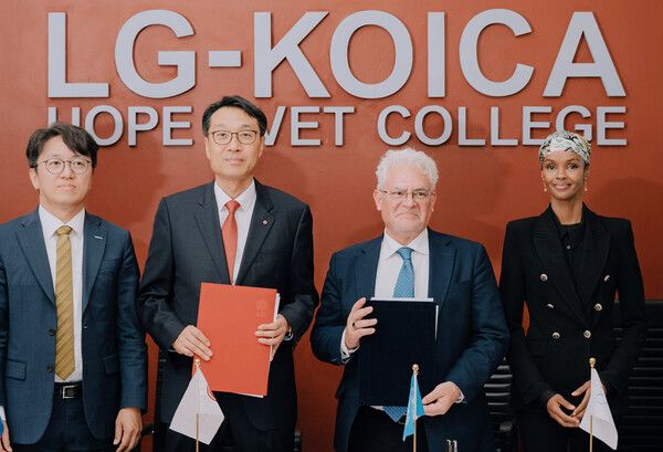 LG전자는 에티오피아 아디스아바바 소재 LG-KOICA 희망직업훈련학교에서 유엔개발계획(UNDP)과 ‘소말리아 청년 기술훈련 협력을 위한 업무협약(MOU)’을 체결했다. (사진 왼쪽부터) 코이카 박완규 케냐사무소장, LG전자 양승환 에티오피아 지점장, UNDP 리오넬 로렌스 소말리아 지역 대표. /LG전자 제공