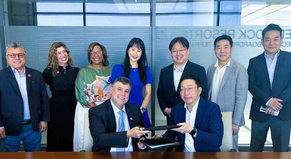 최종환 파라다이스 대표이사(앞줄 오른쪽)와 데이비드 카르데나스 UNLV, Harrah College of Hospitality 학장(앞줄 왼쪽)이 MOU 체결 후 기념 촬영을 하고 있다.