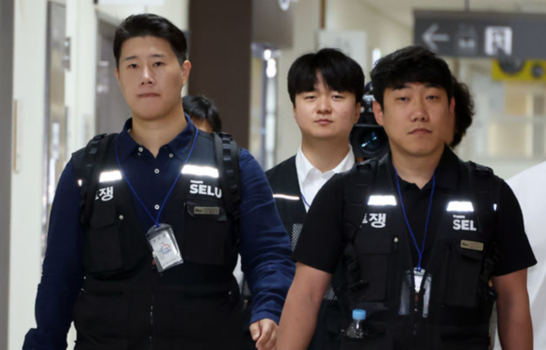 최승호 초기업노조 삼성전자지부 위원장이 19일 정부세종청사 중앙노동위원회에서 열리는 사후조정회의에 참석하고 있다.