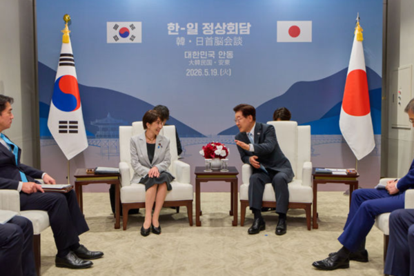 이재명 대통령과 다카이치 사나에 일본 총리가 19일 경북 안동시 한 호텔에서 소인수 회담을 하고 있다. /청와대