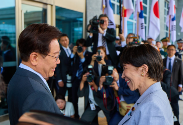이재명 대통령이 19일 경북 안동시 한 호텔에서 한일 정상회담을 위해 방한한 다카이치 사나에 일본 총리를 영접하고 있다. /청와대