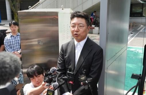 김수완 이마트그룹 총괄부사장이 19일 오전 광주 서구 5·18기념문화센터 앞에서 전날 불거진 '탱크데이' 이벤트와 관련한 입장을 밝히고 있다. /사진=뉴시스