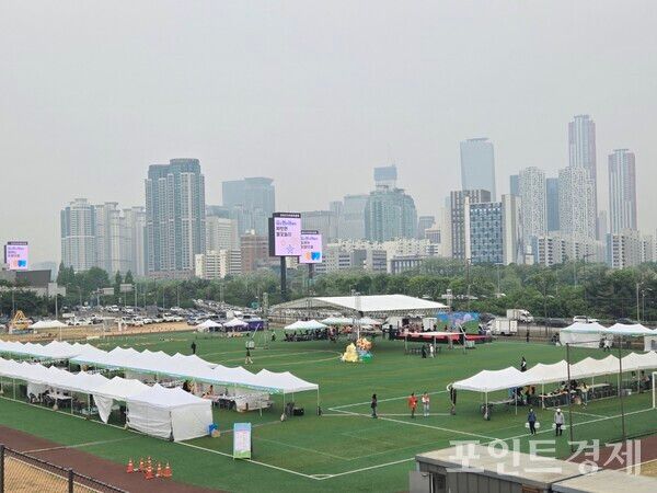 2일 오전 9시 30분께 행사 준비가 한창인 2026 동작어린이대축제가 열린 노량진축구장의 모습.&nbsp;ⓒ포인트경제