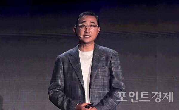 함기호 AWS코리아 대표가 'AWS 서밋 서울 2026'에서 기조연설을 진행하고 있다. (포인트경제)