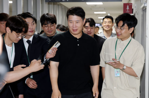 최승호 삼성그룹 초기업노동조합 삼성전자지부 위원장이 20일 정부세종청사 중앙노동위에서 막판 협상중 회의장 밖에서 취재진의 질문을 받고 있다. /삼성전자 제공