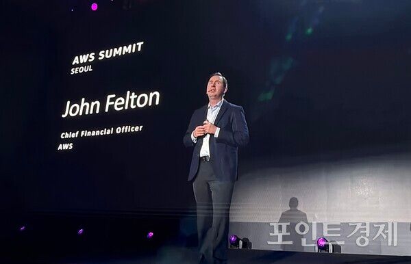 존 펠튼 AWS 최고재무책임자(CFO)가 'AWS 서밋 서울 2026'에서 기조연설을 진행하고 있다. (포인트경제)
