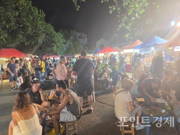 지난해 10월 태국 치앙마이의 한 야시장에서 관광객들이 붐비는 모습 ⓣ포인트경제