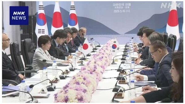 한일 양국 대표단이 19일 정상회담을 갖고 에너지 협력과 지역 정세 등을 논의하고 있다/NHK 보도 화면 갈무리(포인트경제)